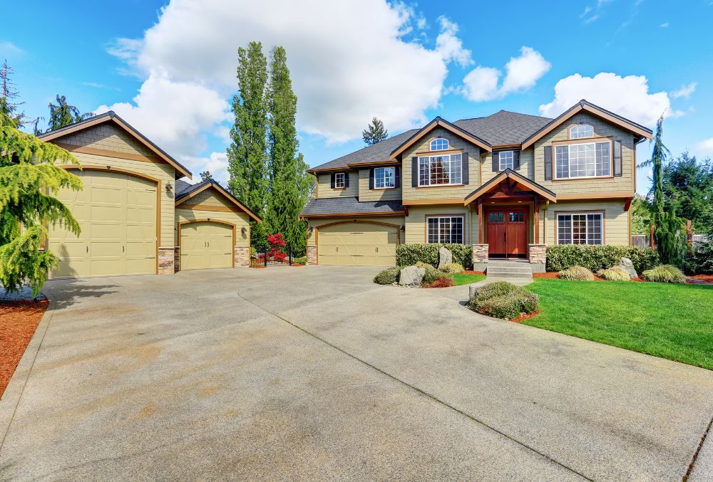 country house inspired with wide driveway