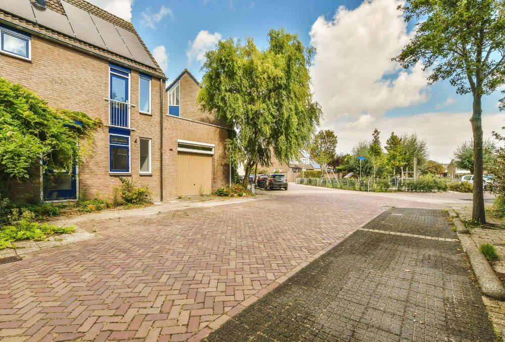 contemporary house with a driveway